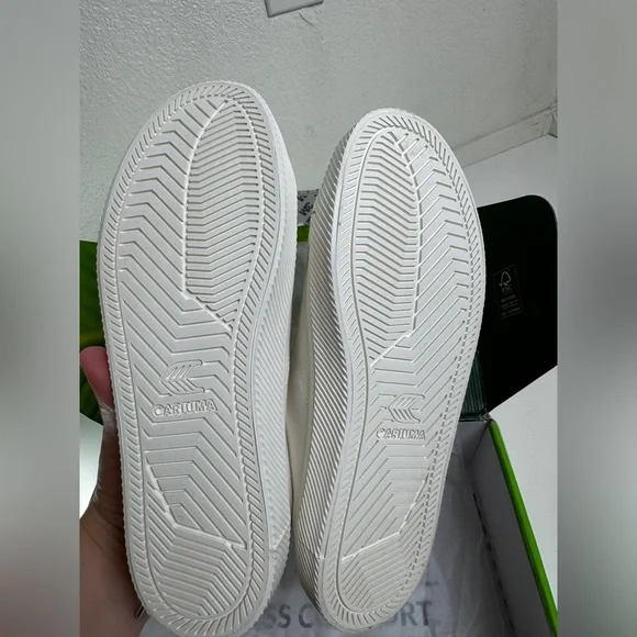 Cariuma Off-White Canvas
OCA LOW|NIB|The Perfect White Tennis Shoe! - Picture 14 of 14
